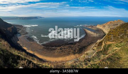 Vue panoramique de la côte à Kettleness Bay sur la côte du North Yorkshire, au nord-est de l'Angleterre. Banque D'Images