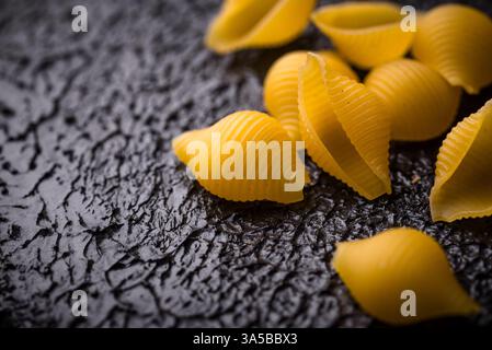 Pâtes crues en forme de coquilles Banque D'Images
