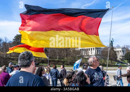 Rechte Demo Gemeinsam für Deutschland, Demonstranten mit Deutschlandfahnen, Theresienwiese, München, 22. März 2025 Deutschland, München, 22. März 2025, rechte Demo unter dem motto Gemeinsam für Deutschland auf der Theresienwiese, Demonstrierende mit Deutschlandfahnen, CA. 250 Teilnehmer, Samstag ab 14 Uhr, Politik, Bayern, *** démonstration de droite ensemble pour l'Allemagne, manifestants avec drapeaux allemands, Theresienwiese, Munich, 22 mars 2025 Allemagne, Allemagne, Munich, 22 mars 2025, démo de droite sous la devise ensemble pour l'Allemagne sur la Theresienwiese, manifestants avec drapeaux allemands, approx. 250 partici Banque D'Images