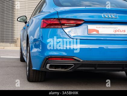 PRESOV, SLOVAQUIE - 29 OCTOBRE 2023 : la berline bleue Audi A5 Sportback F5 est garée devant le concessionnaire, vue arrière Banque D'Images