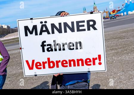 Männer fahren Verbrenner, Demonstrant mit Plakat, rechte Demo Gemeinsam für Deutschland, Theresienwiese, München, 22. März 2025 Deutschland, München, 22. März 2025, Männer fahren Verbrenner, Demonstrant mit Plakat, rechte Demo unter dem motto Gemeinsam für Deutschland auf der Theresienwiese, CA. 250 Teilnehmer, Samstag ab 14 Uhr, Politik, Bayern, *** hommes conduisant des moteurs à combustion, démonstrateur avec pancarte, démo droite Gemeinsam für Deutschland, Theresienwiese, Munich, 22 mars 2025, Allemagne, Allemagne, Munich, 22 mars 2025, hommes conduisant des moteurs à combustion, démonstrateur avec pancarte, dem de droite Banque D'Images