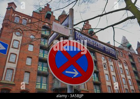 Un panneau indiquant que vous ne devez pas vous arrêter, ainsi que les indications vers le ruisseau Holländischer, peut être vu dans la Speicherstadt à Hambourg, en Allemagne Banque D'Images