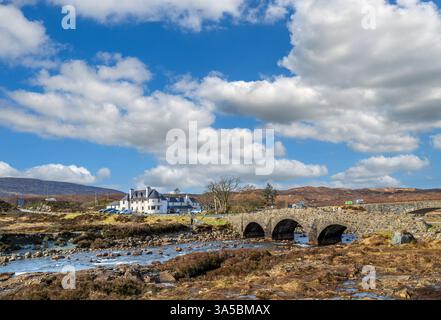 Vieux pont de Sligachan regardant vers l'hôtel Sligachan, île de Skye, Highland, Écosse, Royaume-Uni Banque D'Images