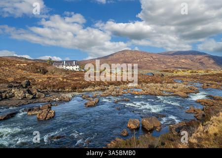 Vieux pont de Sligachan regardant vers l'hôtel Sligachan, île de Skye, Highland, Écosse, Royaume-Uni Banque D'Images