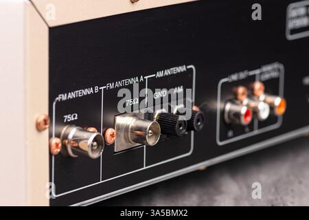 Vue détaillée des connexions d'antenne FM et AM sur un récepteur stéréo vintage, présentant différents ports d'antenne pour l'entrée du signal radio. Utile pour Ill Banque D'Images