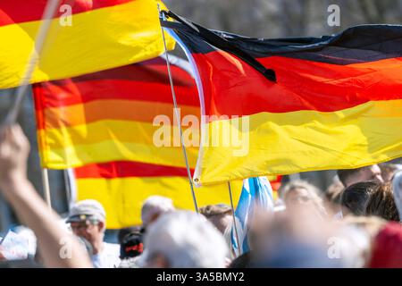 Rechte Demo Gemeinsam für Deutschland, Demonstranten mit Deutschlandfahnen, Theresienwiese, München, 22. März 2025 Deutschland, München, 22. März 2025, rechte Demo unter dem motto Gemeinsam für Deutschland auf der Theresienwiese, Demonstrierende mit Deutschlandfahnen, CA. 550 Teilnehmer, Samstag ab 14 Uhr, Politik, Bayern, *** manifestation de droite ensemble pour l'Allemagne, manifestants avec drapeaux allemands, Theresienwiese, Munich, 22 mars 2025 Allemagne, Allemagne, Munich, 22 mars 2025, manifestation de droite sous la devise ensemble pour l'Allemagne sur la Theresienwiese, manifestants avec drapeaux allemands, A. Banque D'Images