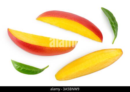 tranches de mangue isolées sur fond blanc avec pleine profondeur de champ. Vue de dessus. Pose à plat Banque D'Images