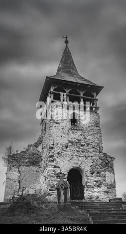 9x16 noir et blanc abandonné pierre d'église et brique atmosphère dramatique Banque D'Images