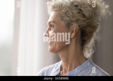 Gros plan profil portrait élégante belle femme âgée avec coiffure élégante Banque D'Images