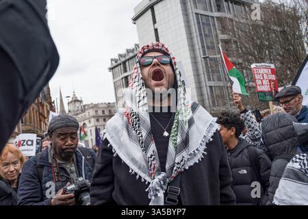 Londres, Royaume-Uni. 22 mars 2025. Un manifestant crie "la Palestine devrait être libre" pendant la manifestation. Après qu'Israël ait lancé des vagues de frappes sur Gaza après l'accord de cessez-le-feu le 18 mars, Palestine Solidarity Campaign a appelé à une manifestation de soutien à la Palestine devant l'ambassade israélienne à Londres. Crédit : SOPA images Limited/Alamy Live News Banque D'Images