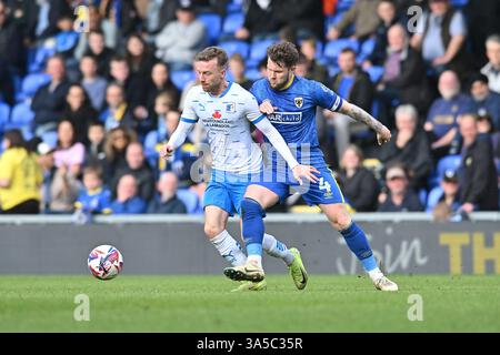 Elliot Newby (11 Barrow) défié par Jake Reeves (4 AFC Wimbledon) lors du match de Sky Bet League 2 entre AFC Wimbledon et Barrow à Plough Lane, Wimbledon le samedi 22 mars 2025. (Photo : Kevin Hodgson | mi News) crédit : MI News & Sport /Alamy Live News Banque D'Images