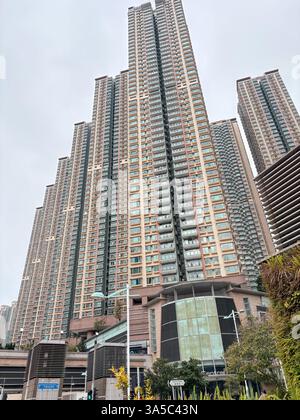 Des tours résidentielles extrêmement hautes dominent le paysage urbain dans la région de Tseung Kwan O à Hong Kong. Banque D'Images