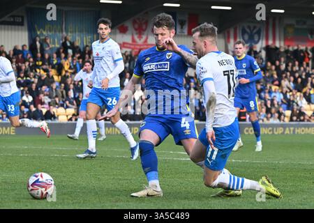Jake Reeves (4 AFC Wimbledon) défie Elliot Newby (11 Barrow) Connor Mahoney (23 Barrow) célèbre après avoir marqué le deuxième but des équipes lors du match de Sky Bet League 2 entre AFC Wimbledon et Barrow à Plough Lane, Wimbledon le samedi 22 mars 2025. (Photo : Kevin Hodgson | mi News) crédit : MI News & Sport /Alamy Live News Banque D'Images