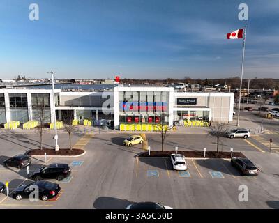 Vue aérienne par drone à basse altitude d'un supermarché Loblaws Real Canadian situé à Georgetown Ontario Canada Banque D'Images