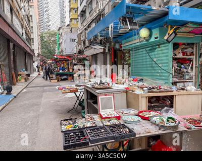 Une vue le long de Cat Street, un marché d'antiquités, à Hong Kong avec des tables présentant diverses antiquités et objets vintage. Banque D'Images