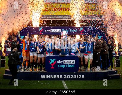 Motherwell, Royaume-Uni. 22 mars 2025. Finale de la Scottish Women's premier League Cup - Hibernian L.F.C. v Rangers W.F.C. les joueuses des Rangers montrent la coupe après avoir battu confortablement Hibs 5-0 lors de la finale de la Scottish Women's premier League Cup à Fir Park, Motherwell. Crédit : Ian Jacobs/Alamy Live News Banque D'Images