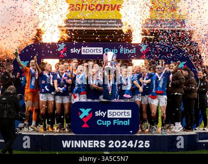 Motherwell, Royaume-Uni. 22 mars 2025. Scottish WomenÕs premier League Cup final - Hibernian L.F.C. v Rangers W.F.C. les joueurs des Rangers montrent la coupe après avoir confortablement battu Hibs 5-0 lors de la finale de la Scottish WomenÕs premier League Cup à Fir Park, Motherwell. Crédit : Ian Jacobs/Alamy Live News Banque D'Images