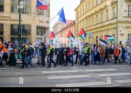 Les gens manifestent en soutien à la Palestine, exigeant la fin des attaques d'Israël contre la bande de Gaza, dans le centre de Prague, en République tchèque, le 22 mars 20 Banque D'Images