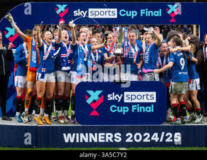 Motherwell, Royaume-Uni. 22 mars 2025. Scottish WomenÕs premier League Cup final - Hibernian L.F.C. v Rangers W.F.C. les joueurs des Rangers montrent la coupe après avoir confortablement battu Hibs 5-0 lors de la finale de la Scottish WomenÕs premier League Cup à Fir Park, Motherwell. Crédit : Ian Jacobs/Alamy Live News Banque D'Images