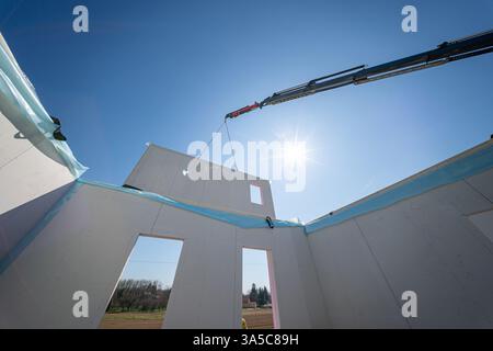 vue du cadre inachevé de la maison privée avec des murs légers aérés en construction Banque D'Images