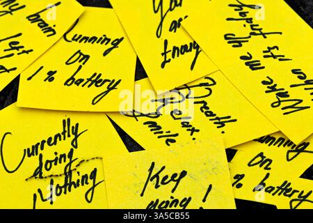 Message manuscrit encourageant sur un pense-bête. Citation inspirante manuscrite sur billet autocollant Banque D'Images