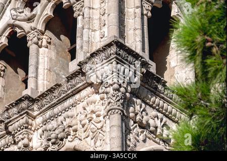 Sculptures en pierre décoratives avec des motifs floraux et des motifs complexes ornent le coin d'une tour d'église à Pano Lefkara, Chypre Banque D'Images