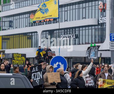 KIEV, UKRAINE - 2 mars 2025 : des militants et des familles de prisonniers de guerre ukrainiens se rassemblent avec des banderoles, exigeant le retour des soldats détenus par la Russie, en soutien aux défenseurs d'Azov. Banque D'Images