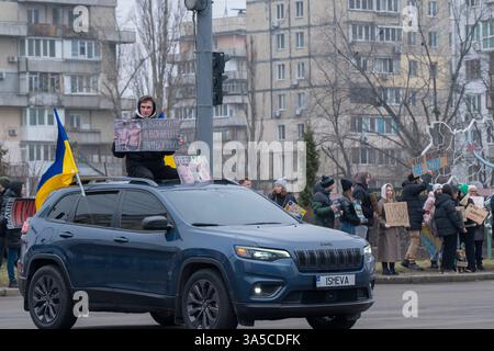 KIEV, UKRAINE - 2 mars 2025 : des militants et des proches des prisonniers de guerre ukrainiens se rassemblent à Kiev, portant des banderoles pour exiger le retour des soldats détenus par la Russie depuis 2022. Banque D'Images