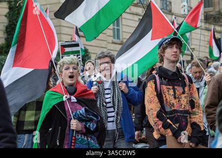 Bristol, Royaume-Uni. 22 mars 2025. Des partisans pro-palestiniens portant des pancartes et agitant des drapeaux palestiniens sont photographiés alors qu'ils défilent à Bristol pour montrer leur solidarité avec le peuple palestinien et protester contre les actions d'Israël à Gaza. La marche de protestation et le rassemblement d'urgence 'End the Genocide, Ceasefire Now !' ont été organisés par divers groupes de soutien palestiniens de Bristol, la coalition Bristol STOP the War et le Bristol Trades union council. Crédit : Lynchpics/Alamy Live News Banque D'Images