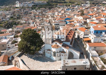 Vue aérienne capturant l'église de la Sainte Croix à Pano lefkara. District de Larnaca, Chypre Banque D'Images