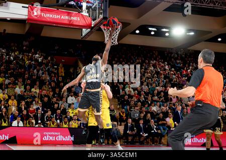 #14 Mam Jaiteh de Monaco avec #4 Nicolo Melli de Fenerbahce vu en action lors du match de la ronde Euroleague 30 entre L'AS Monaco et Fenerbahce Beko Istanbul à la salle Gaston Medecin. Score final : AS Monaco 91 - 82 Fenerbahce Beko Istanbul Banque D'Images