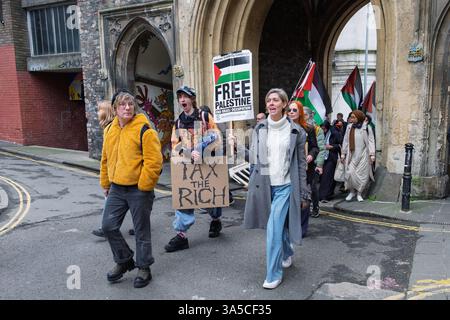 Bristol, Royaume-Uni. 22 mars 2025. Des partisans pro-palestiniens portant des pancartes et agitant des drapeaux palestiniens sont photographiés alors qu'ils défilent à Bristol pour montrer leur solidarité avec le peuple palestinien et protester contre les actions d'Israël à Gaza. La marche de protestation et le rassemblement d'urgence 'End the Genocide, Ceasefire Now !' ont été organisés par divers groupes de soutien palestiniens de Bristol, la coalition Bristol STOP the War et le Bristol Trades union council. Crédit : Lynchpics/Alamy Live News Banque D'Images