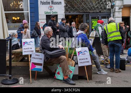Bristol, Royaume-Uni. 22 mars 2025. Des partisans pro-palestiniens sont photographiés devant le musée palestinien de Bristol écoutant des discours après avoir participé à une marche à travers Bristol afin de montrer leur solidarité avec le peuple palestinien et de protester contre les actions d'Israël à Gaza. La marche de protestation et le rassemblement d'urgence 'End the Genocide, Ceasefire Now !' ont été organisés par divers groupes de soutien palestiniens de Bristol, la coalition Bristol STOP the War et le Bristol Trades union council. Crédit : Lynchpics/Alamy Live News Banque D'Images