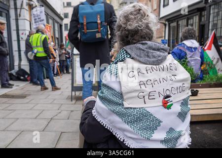 Bristol, Royaume-Uni. 22 mars 2025. Des partisans pro-palestiniens sont photographiés devant le musée palestinien de Bristol écoutant des discours après avoir participé à une marche à travers Bristol afin de montrer leur solidarité avec le peuple palestinien et de protester contre les actions d'Israël à Gaza. La marche de protestation et le rassemblement d'urgence 'End the Genocide, Ceasefire Now !' ont été organisés par divers groupes de soutien palestiniens de Bristol, la coalition Bristol STOP the War et le Bristol Trades union council. Crédit : Lynchpics/Alamy Live News Banque D'Images