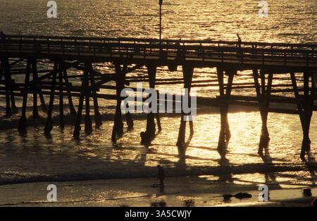 Vue d'une jetée en bois par l'océan Pacifique, CA, USA, approx. 1989 Banque D'Images