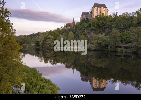 Le château de Mildenstein et l'église St Matthaei se reflètent dans le Freiberger Mulde, Leisnig, Saxe, Allemagne, Europe Banque D'Images