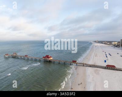 Vue aérienne du Pier 60 et des hôtels en bord de mer le long de Clearwater Beach sur la côte du golfe de Floride, aux États-Unis. Banque D'Images