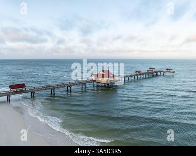 Pier 60 s’étendant dans les eaux calmes du Golfe au large de Clearwater Beach sur la côte du Golfe de Floride, aux États-Unis. Banque D'Images