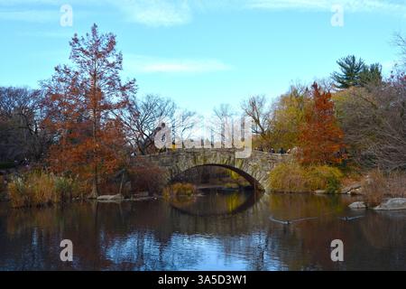 Pont de Gapstow sur l'étang avec feuillage d'automne dans Central Park New York City USA Banque D'Images