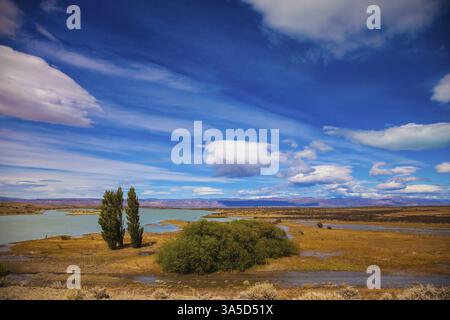 Argentine Patagonia in February. Yellow flat scorched desert with shallow lakes Banque D'Images