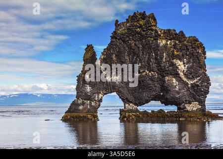La falaise pittoresque en Islande comme énorme monstre préhistorique. Vestiges d'un ancien volcan éteint Hvitserkur sur le plateau marin Banque D'Images