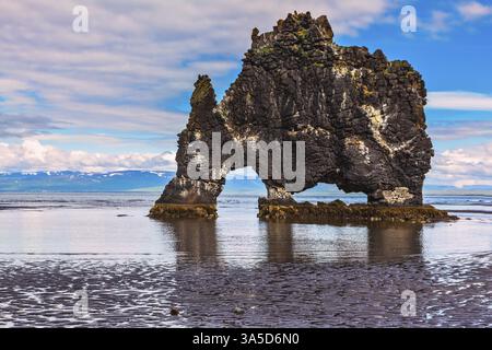 La falaise pittoresque en Islande comme énorme monstre préhistorique. Vestiges d'un ancien volcan éteint Hvitserkur sur le plateau marin Banque D'Images