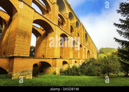 Allemagne. Le viaduc de Goltzsch est le plus grand viaduc en briques rouges au monde. Matin froid ensoleillé en octobre. Magnifique immense pont dans un beau gre Banque D'Images