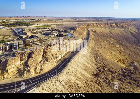 Israël. Mitspe Ramon est une ville dans le désert. Belle nouvelle autoroute autour du cratère. Autoroute pittoresque - serpentine. Cratère Ramon Makhtesh Ramon Banque D'Images
