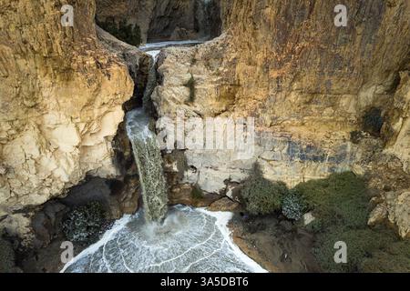 Cascade puissante dans le désert de Judée autour de la mer morte après de fortes pluies hivernales. Israël. Image abstraite d'un événement réel. Angle inattendu d'origine Banque D'Images