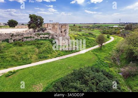 Ruines de l'ancienne ville d'Antipatris. Printemps en Israël. De l'herbe verte fraîche pousse sur les collines du parc Yarkon. Images de drone Banque D'Images