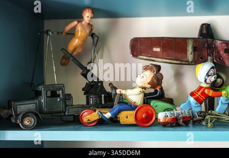 Vieux jouets vintage sur étagère. Collection de jouets de voitures anciennes dans un magasin. Couleurs vives Banque D'Images