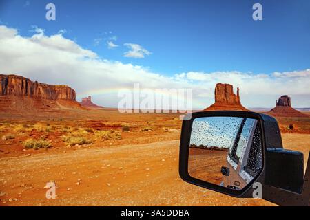 Le miroir de voiture reflète le paysage pittoresque. La célèbre moufle rock et l'arc-en-ciel lumineux. ÉTATS-UNIS. Réserves indiennes Navajo. Monument Valley Banque D'Images
