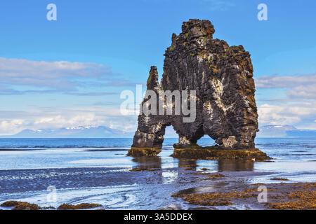 Mammouth en pierre Islande. La falaise pittoresque dans la baie de Huna comme un énorme monstre préhistorique. Vestiges d'un ancien volcan éteint Hvitserkur sur le Banque D'Images