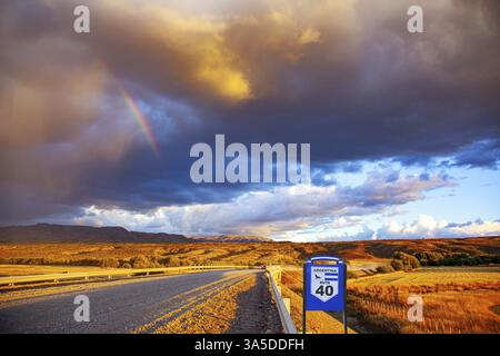 La prairie Argentine et la célèbre route de terre Ruta 40. Gigantesque orage pittoresque imprégné d'arcs-en-ciel et illuminé par le coucher du soleil. La steppe est Banque D'Images
